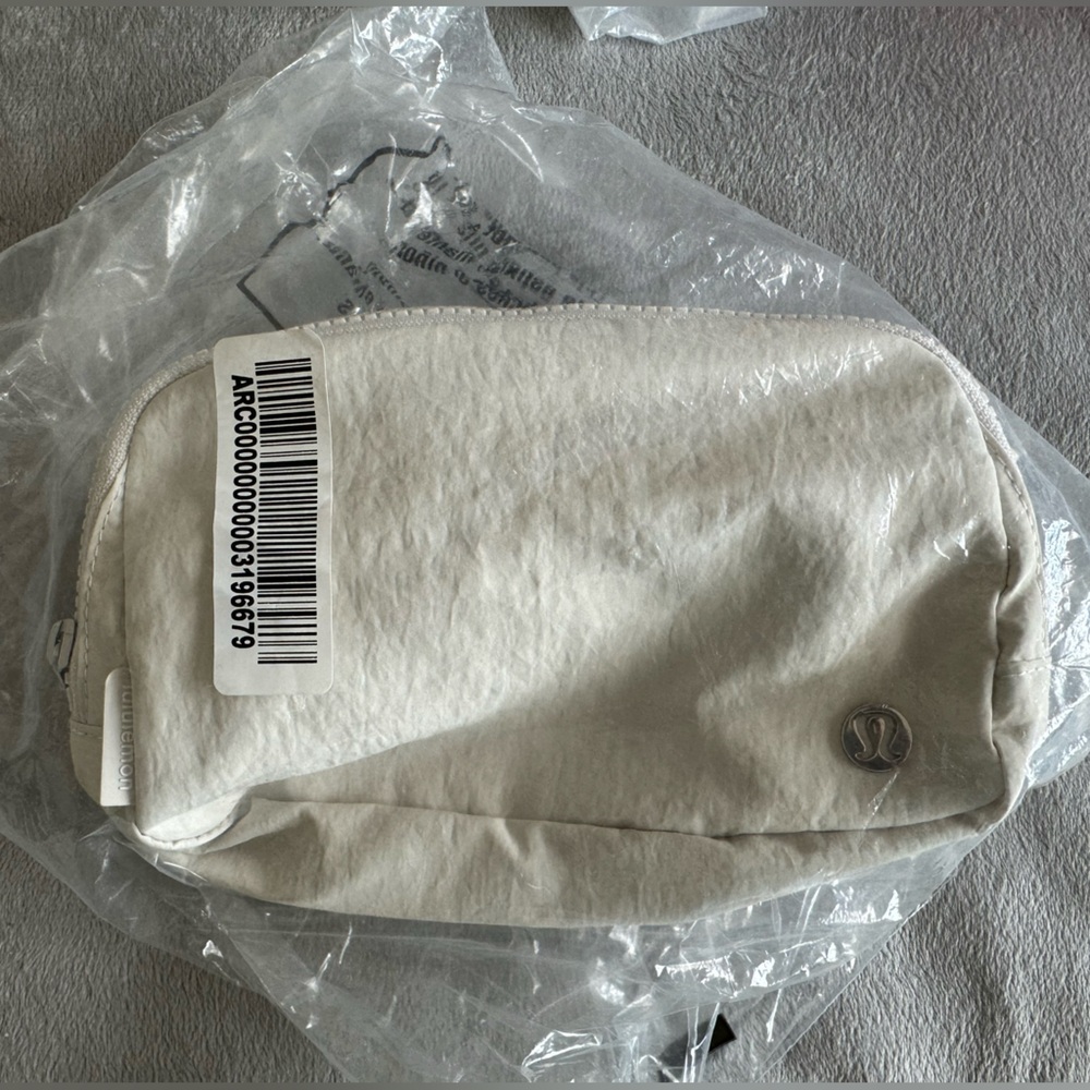 Everywhere Belt Bag 1L in White Opal